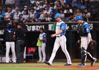 　９回、２点差を守れず、肩を落とす上原（左は交代を告げる新庄監督）＝撮影・中島達哉