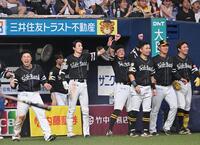 　９回、マチャドのけん制悪送球で勝ち越し、喜ぶソフトバンクナイン（撮影・西田忠信）