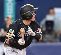 　９回、同点犠飛を放つ牧原大（撮影・西田忠信）