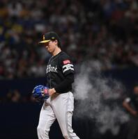 　７回のマウンドに上がる上沢（撮影・西田忠信）