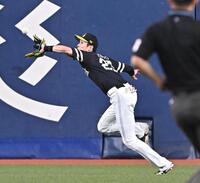 　３回、太田の中飛を好捕する周東（撮影・西田忠信）