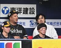　３回、ベンチで上沢（右）と言葉を交わす山川（撮影・西田忠信）