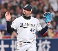 　９回、けん制を悪送球し勝ち越しを許したマチャド（撮影・西田忠信）