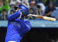 　３回、オースティンは中越えに１０号先制３ランを放つ（撮影・佐藤厚）