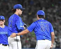 　８回、村上に中前適時打を打たれ、三浦監督（右）から交代を告げられる入江（撮影・佐藤厚）