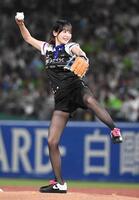 　華麗なフォームの投球で魅了する岡田紗佳（撮影・佐藤厚）