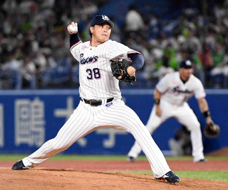 　９回、プロ２度目のマウンドに立つ北村＝神宮（撮影・佐藤厚）