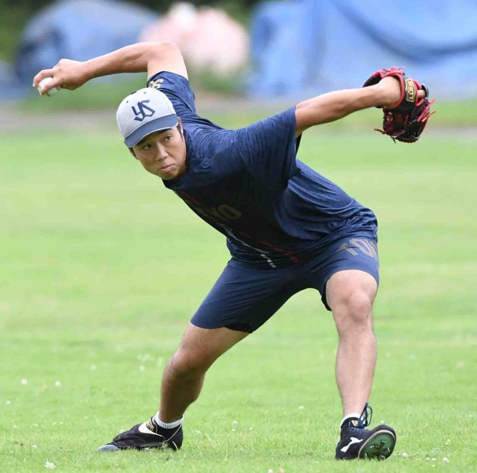 　１軍初登板に向け調整する青柳（撮影・佐藤厚）