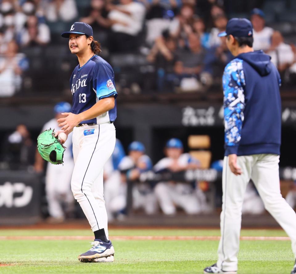 　９回途中で降板する高橋（左）＝撮影・中島達哉