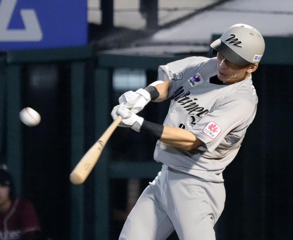 　４回ロッテ無死、高部が右越えに本塁打を放つ＝楽天モバイルパーク