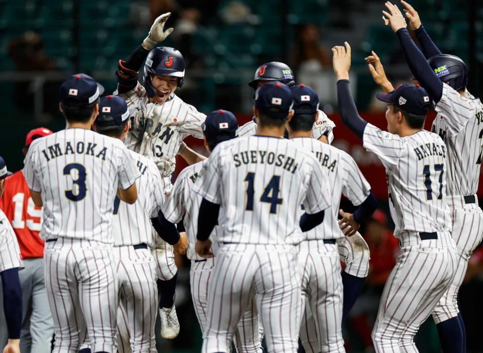 　パナマに勝ち、喜ぶ岡部（左奥）ら日本ナイン
