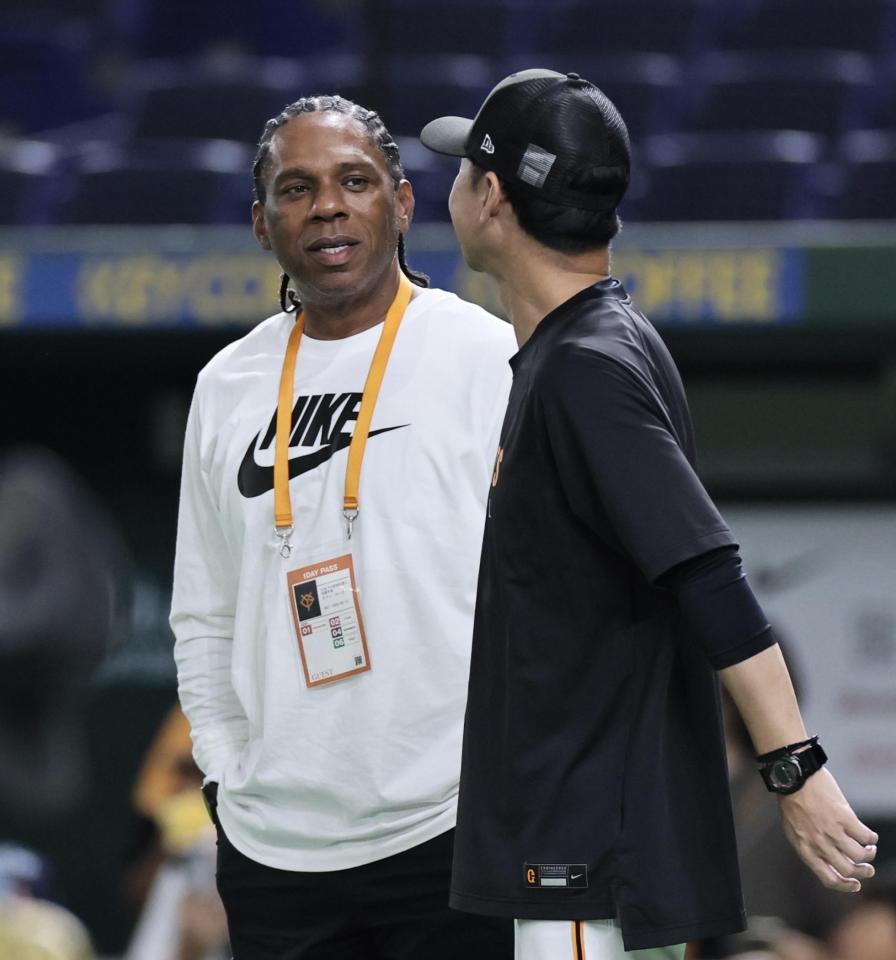 　二岡コーチと話をするローズ氏（撮影・田中太一）