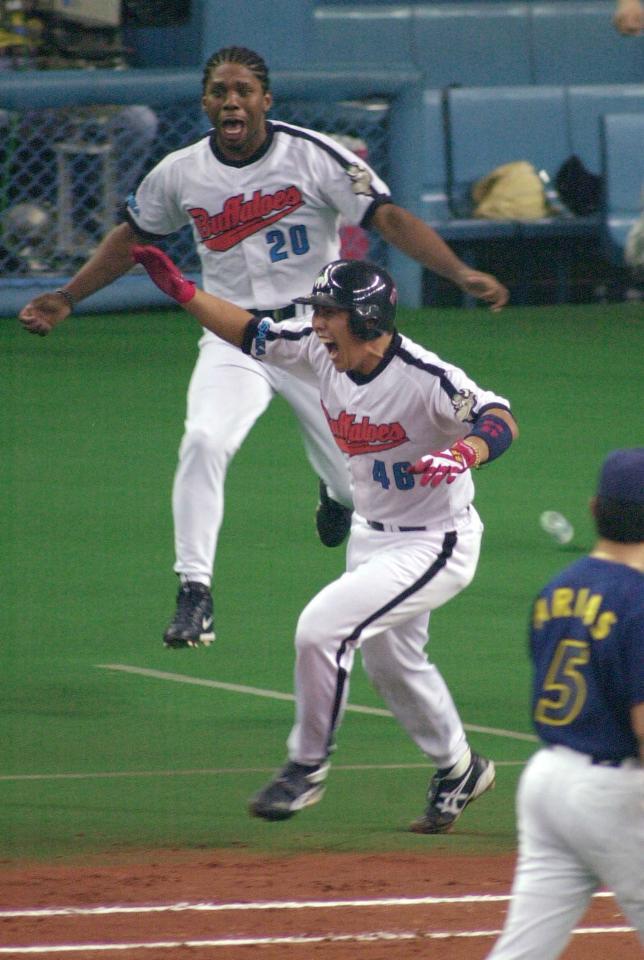 　９回裏、逆転満塁弾を放った北川博敏（手前）とベンチから飛び出すタフィ・ローズ＝２００１年９月