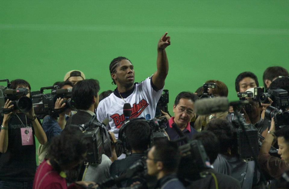 　お立ち台で取材を受ける近鉄　タフィ・ローズ＝２００１年１０月