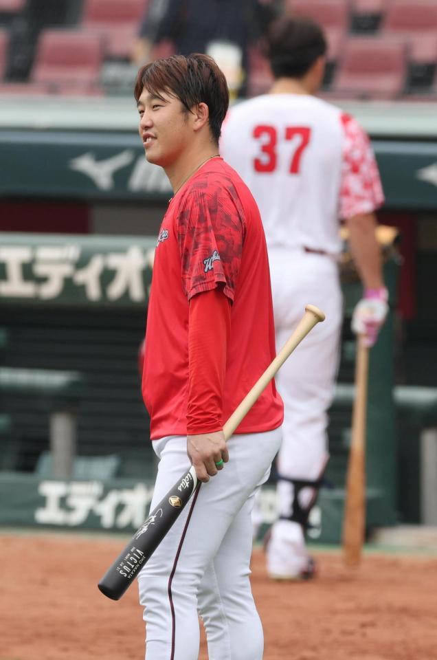 　中田から、バットにサインをもらった小園（撮影・市尻達拡）