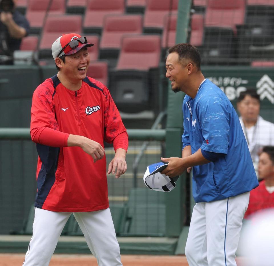 　広島の練習中、談笑する中田と新井監督（撮影・市尻達拡）