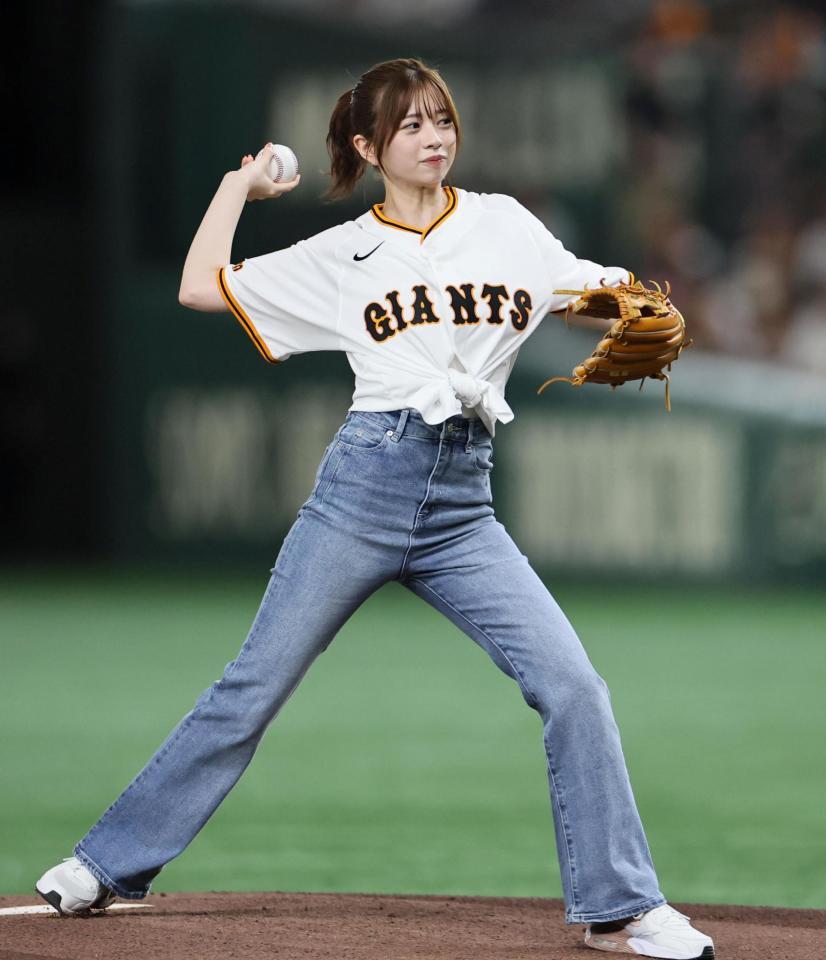 　ファーストピッチで投げる桜田ひより（撮影・田中太一）