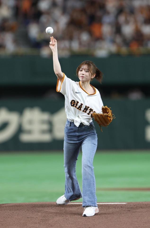 　始球式を務めた桜田ひより（撮影・佐々木彰尚）