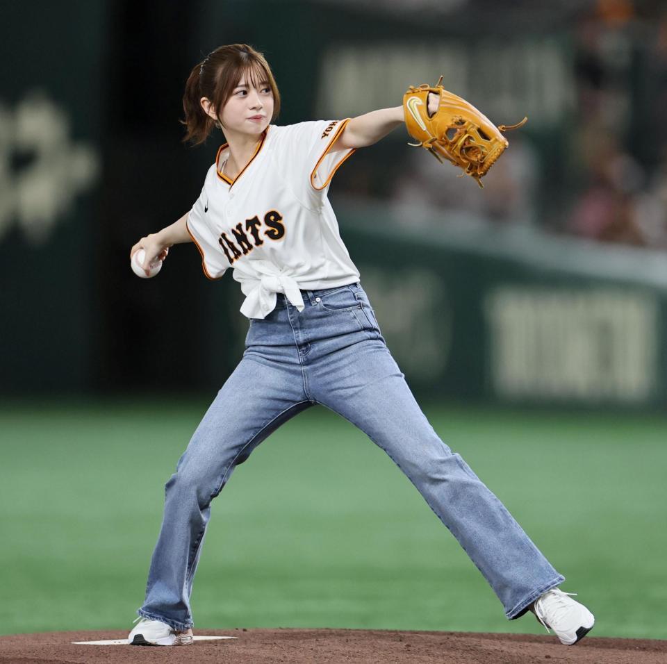 　ファーストピッチで投げる桜田ひより（撮影・田中太一）