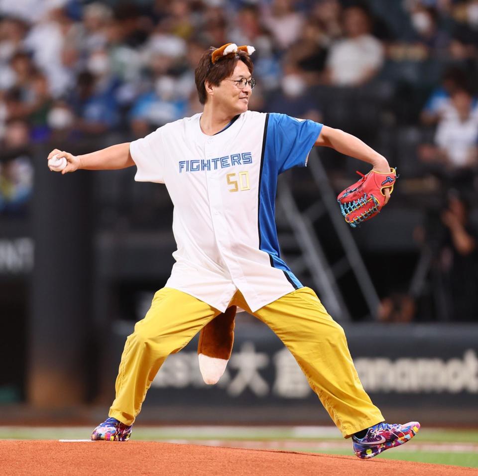 　ファーストピッチセレモニーで投球する純烈・酒井一圭（撮影・中島達哉）