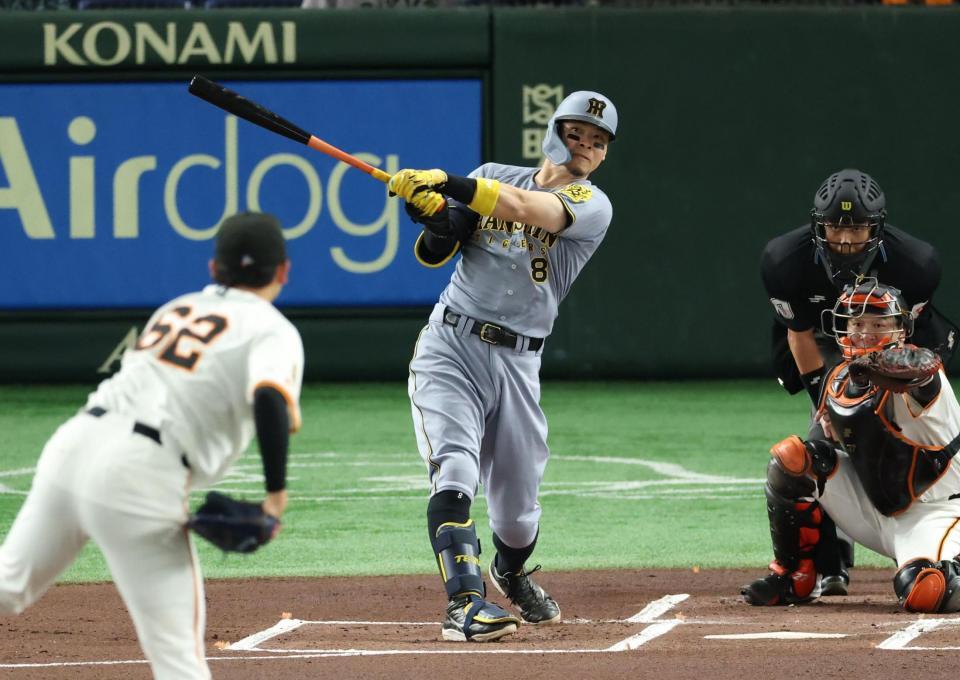 　１回、先制適時二塁打を放つ佐藤輝（撮影・金田祐二）