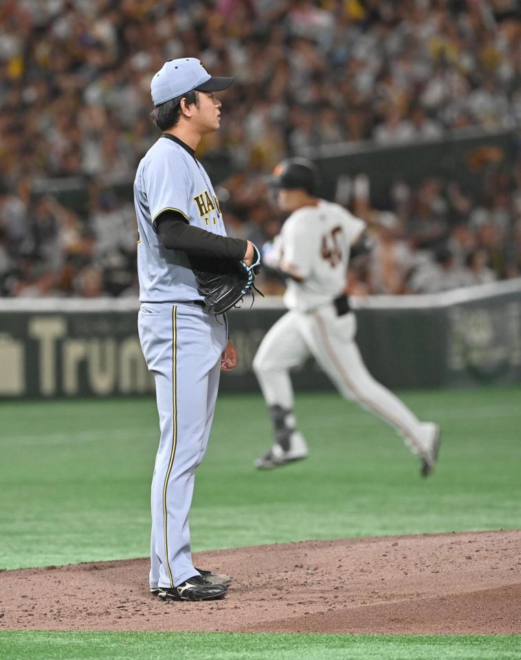 　１回、中山に満塁本塁打を浴びた高橋