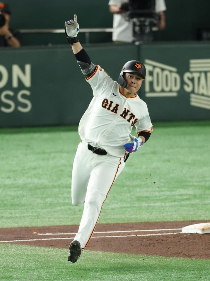 　１回、逆転満塁本塁打を放ち喜ぶ中山（撮影・金田祐二）