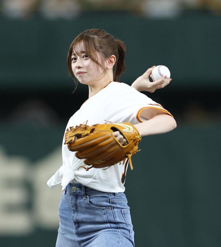 　ファーストピッチセレモニーを務めた桜田ひより（撮影・佐々木彰尚）