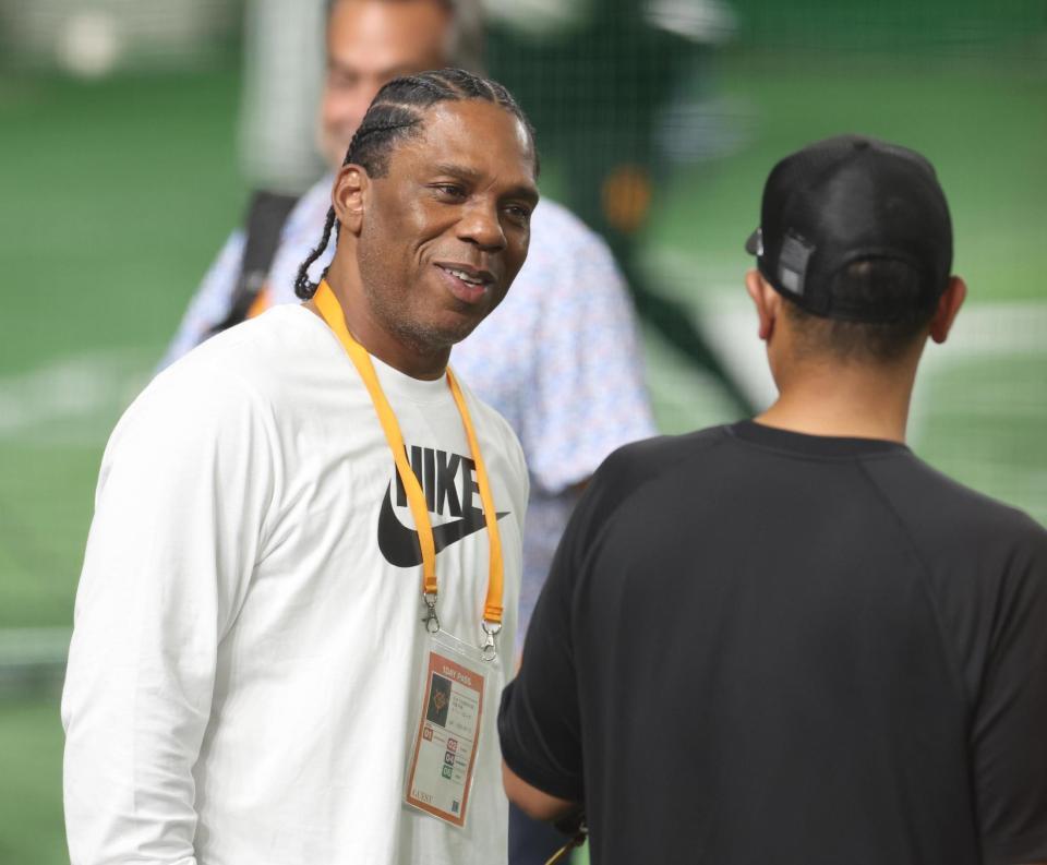 　阿部監督と話すタフィ・ローズ氏（撮影・佐々木彰尚）