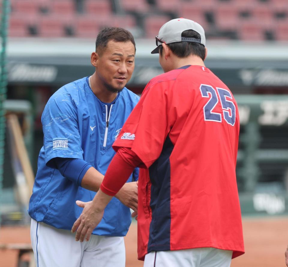 　広島の練習中に、新井監督と握手をする中田（撮影・市尻達拡）