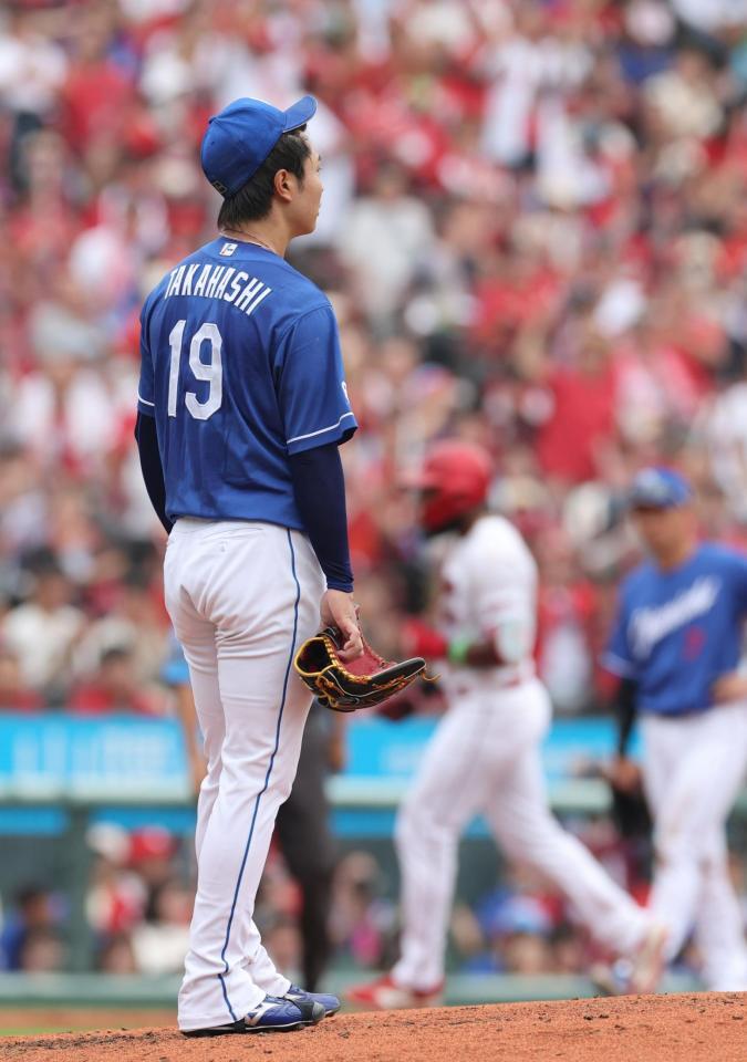 　５回、ファビアンに左越え２ランを被弾し、立ち尽くす高橋宏（撮影・市尻達拡）