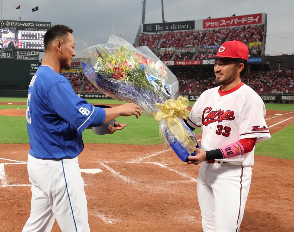 　試合終了後、サプライズで菊池から花束を受け取る中田（撮影・市尻達拡）