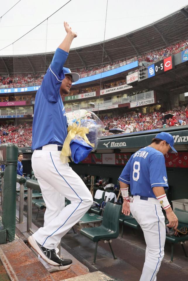 　ファンに手を振る中田（撮影・市尻達拡）