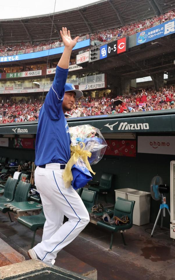 　ファンに手を振る中田（撮影・市尻達拡）