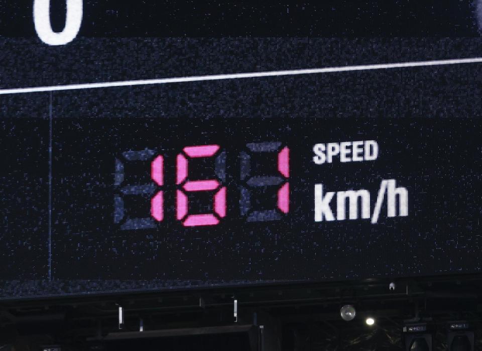 　８回、斎藤が１６１キロを計測する（撮影・中島達哉）