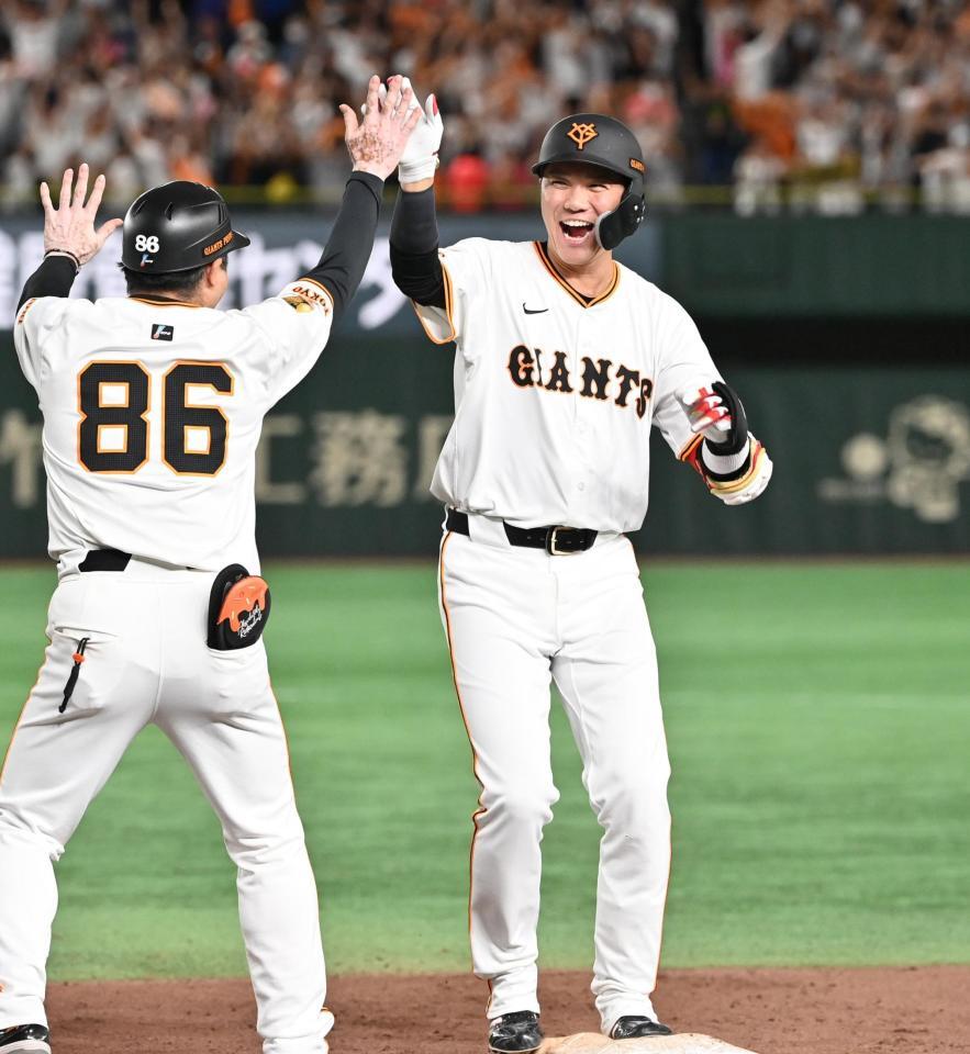 　９回、サヨナラ２点打を放ち喜ぶ坂本（右）