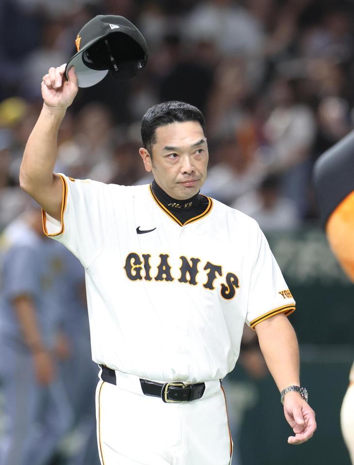 　あいさつをする阿部監督（撮影・佐々木彰尚）