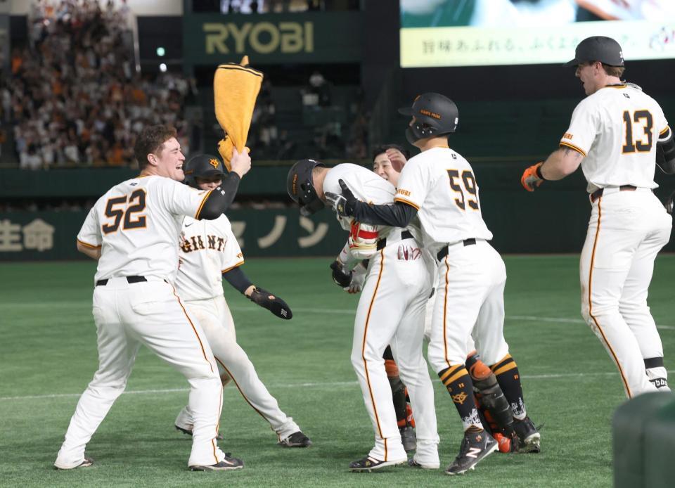 　９回、中前にサヨナラの２点適時打を放ち、祝福される代打・坂本（中央）＝撮影・佐々木彰尚