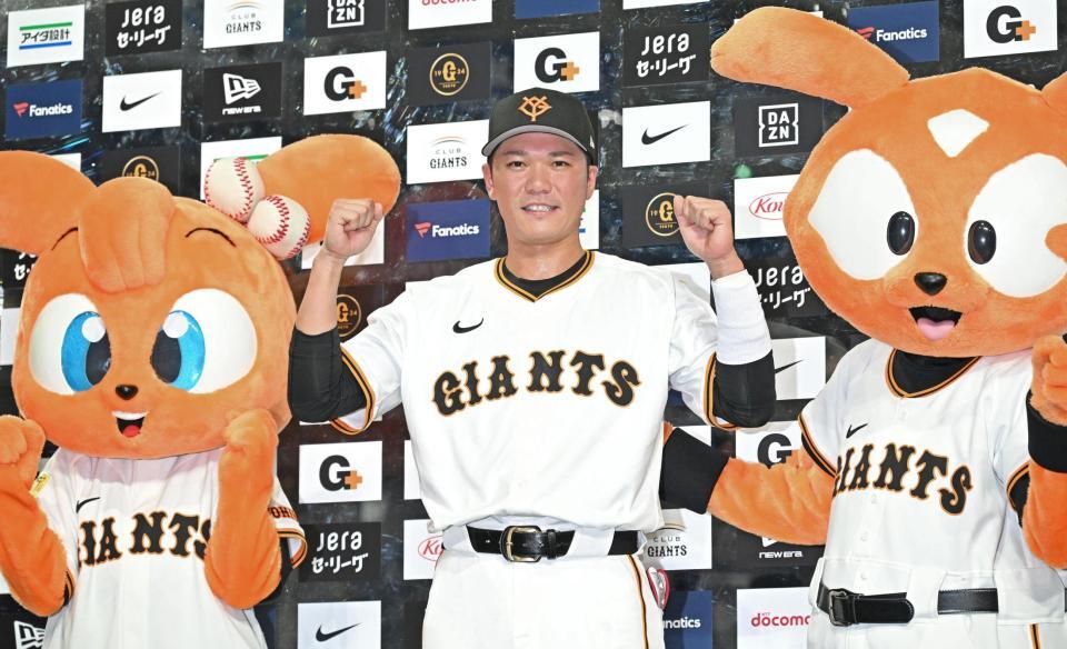 　ヒーローインタビュー後、ポーズを決める坂本