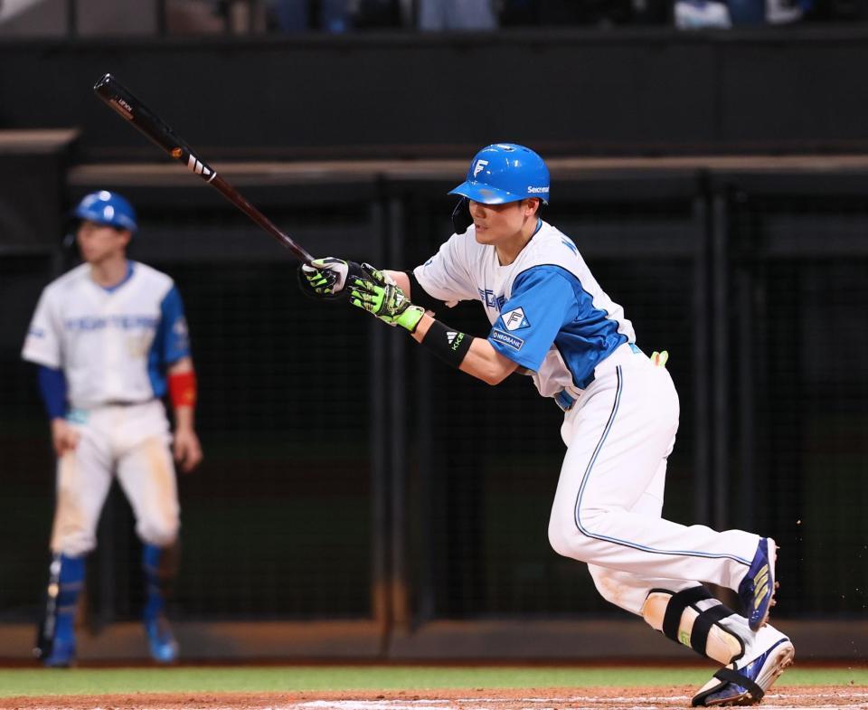 　１１回、サヨナラ適時打を放つ清宮幸（撮影・中島達哉）