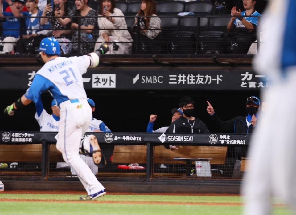 　１１回、清宮幸（２１）がサヨナラ打を放ち、喜ぶ新庄監督（右）＝撮影・中島達哉