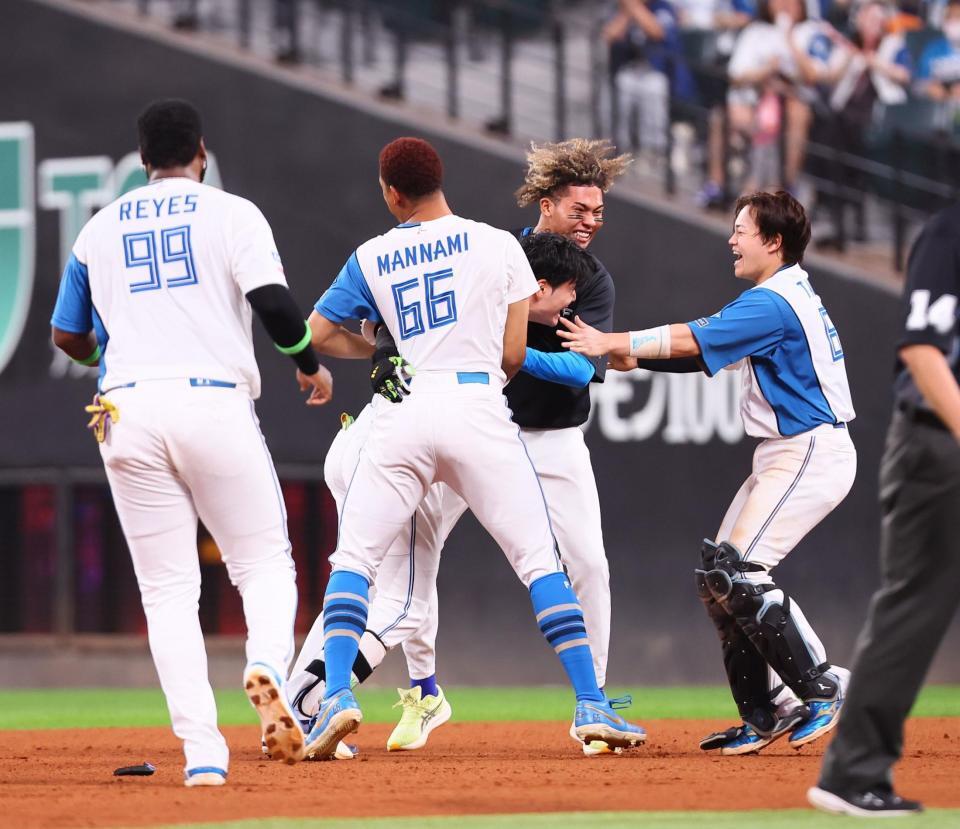 　１１回、サヨナラ打を放ち、ナインから手荒く祝福される清宮幸（中央）＝撮影・中島達哉