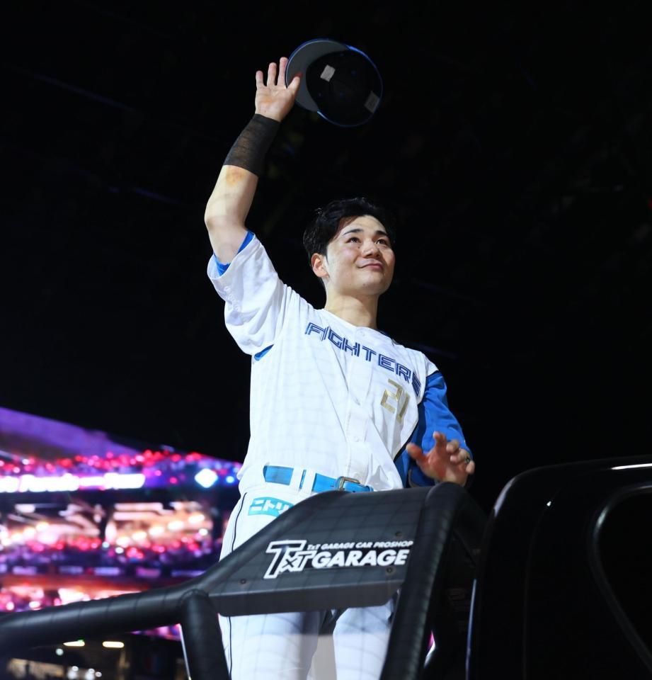 　スタンドのファンの歓声に応える清宮幸（撮影・中島達哉）