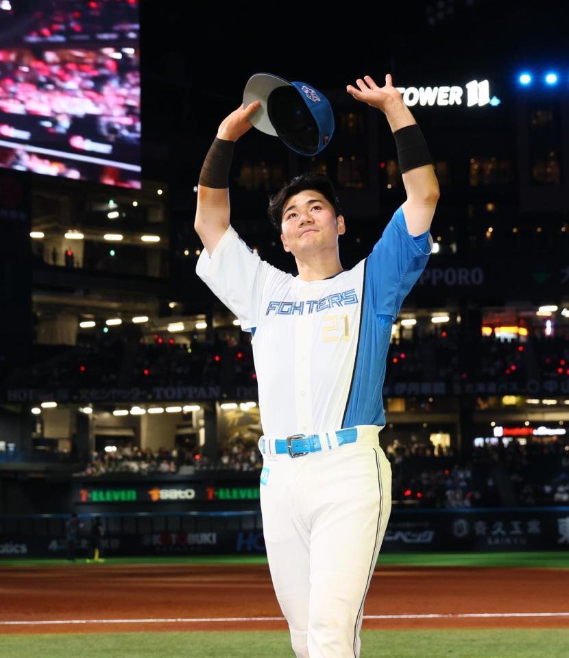 　スタンドのファンの歓声に応える清宮幸（撮影・中島達哉）