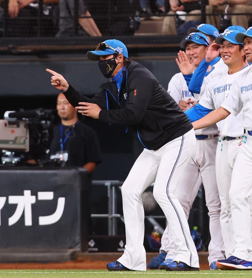 　サヨナラ打を放った清宮幸を迎える新庄監督（撮影・中島達哉）