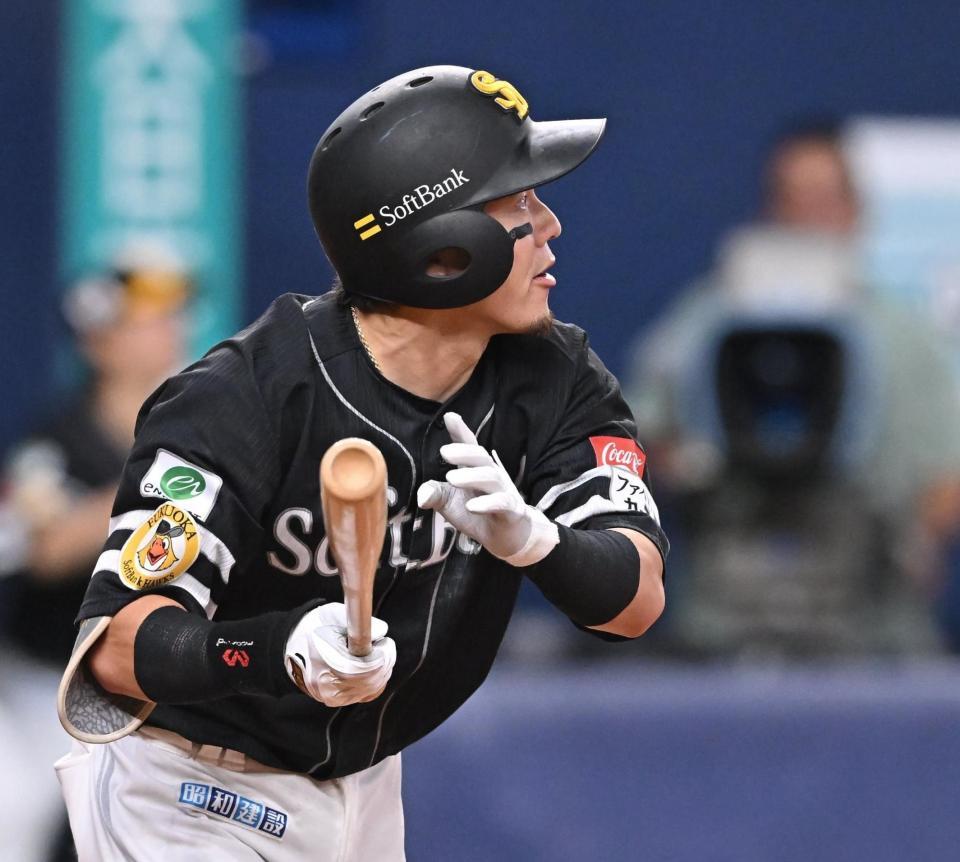 　９回、同点犠飛を放つ牧原大（撮影・西田忠信）