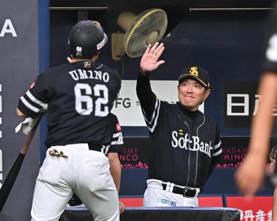 　５回、犠打を決めた海野（左）を迎える小久保監督（撮影・西田忠信）