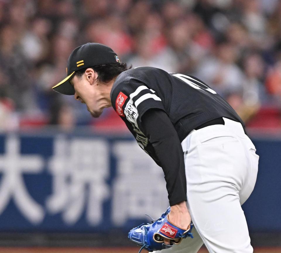 　４回、満塁のピンチを無失点に抑え、ほえる上沢（撮影・西田忠信）