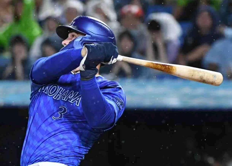 　３回、オースティンは中越えに１０号先制３ランを放つ（撮影・佐藤厚）