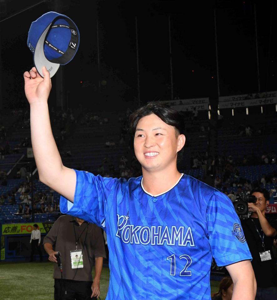 　３勝目を挙げ、歓声に応える竹田（撮影・佐藤厚）